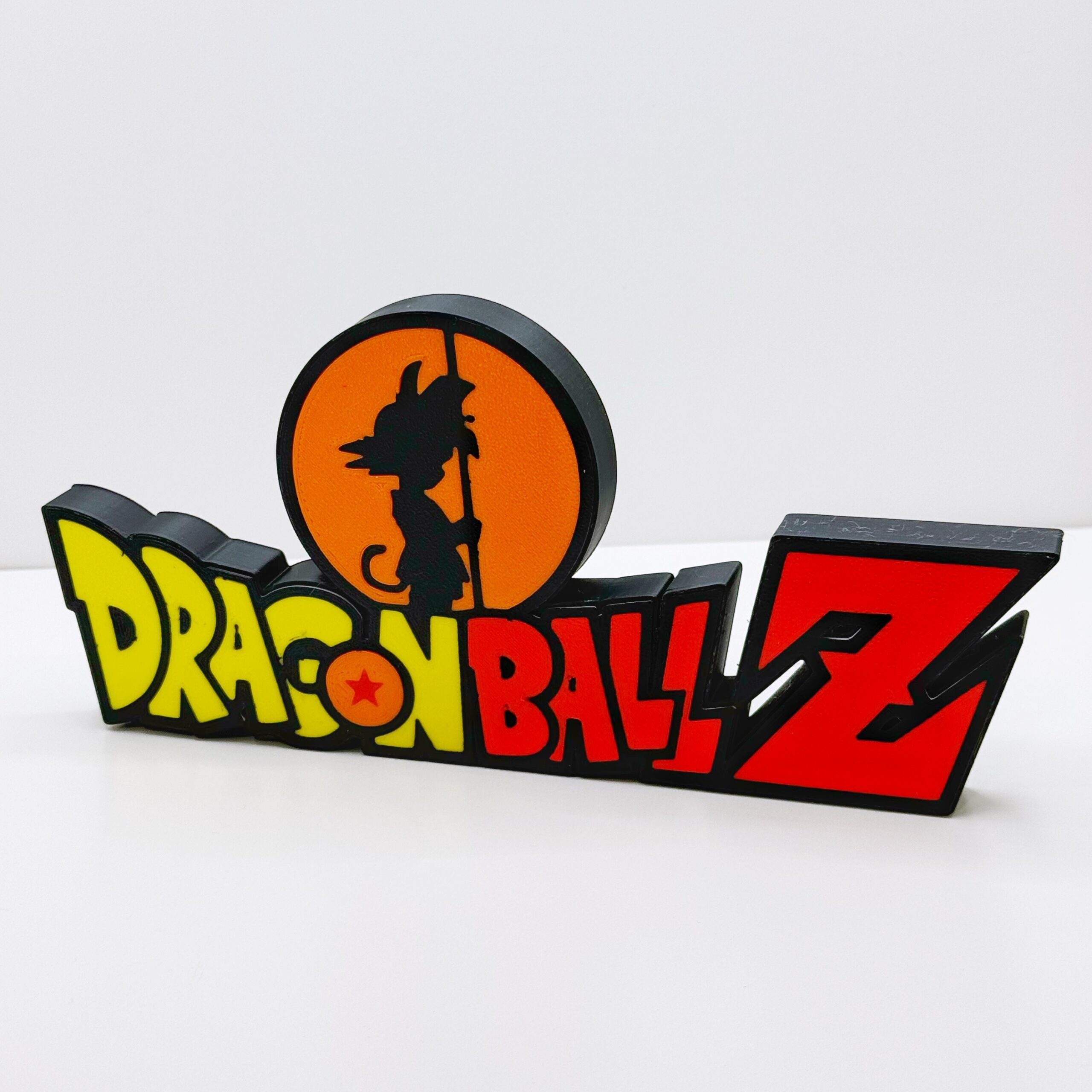Logo DragonBall Z con silueta de Goku