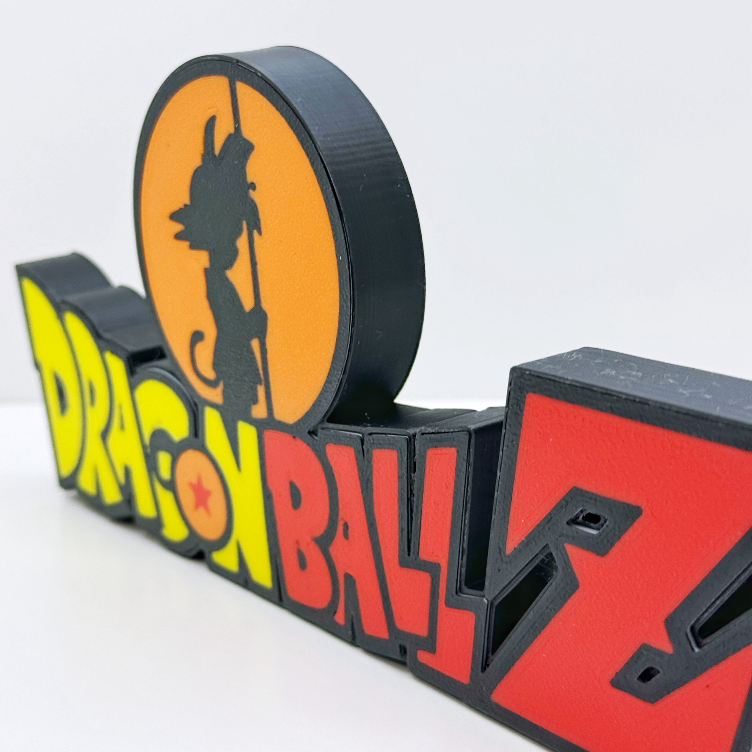 Logo DragonBall Z con silueta de Goku