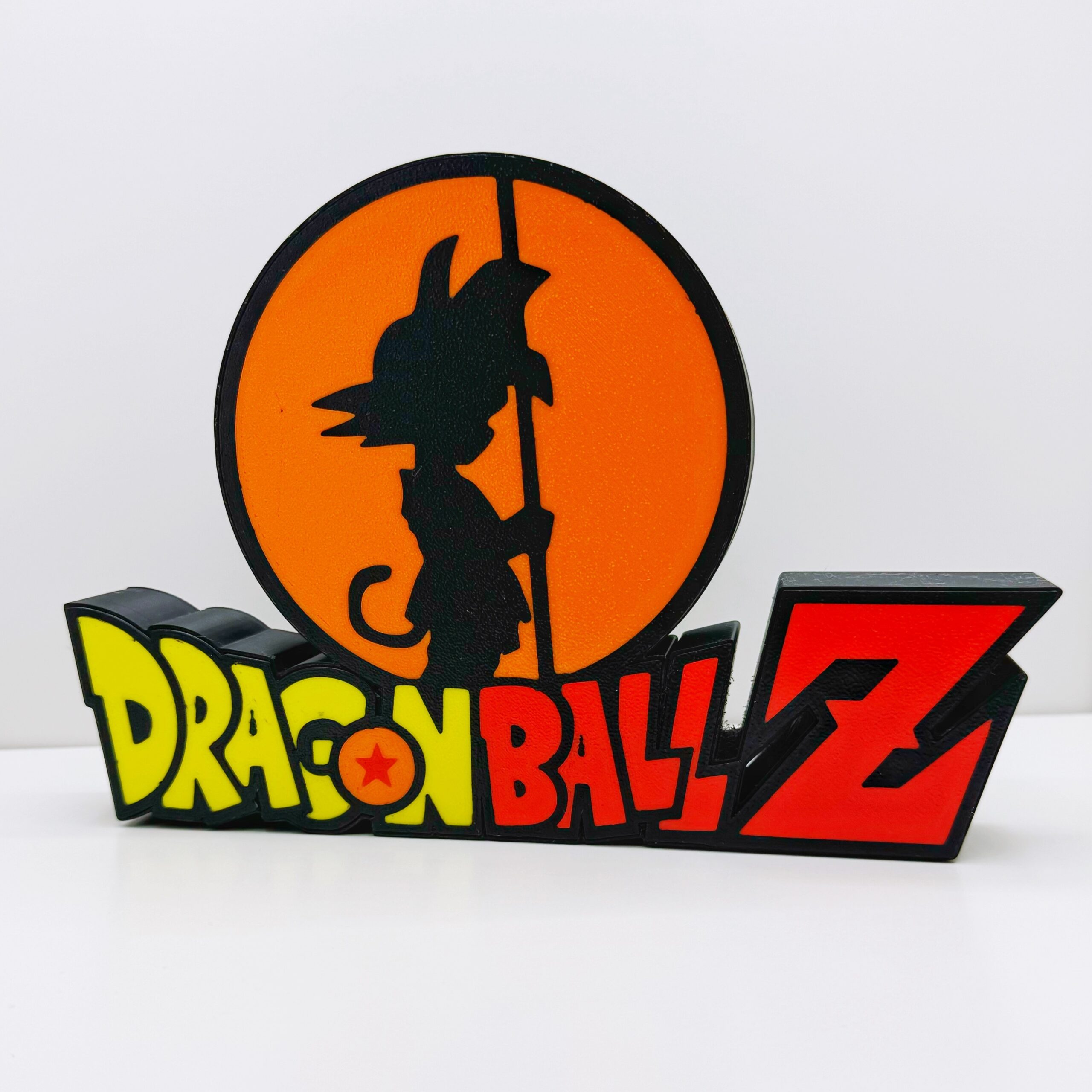 Luminoso DragonBall Z con silueta de Goku