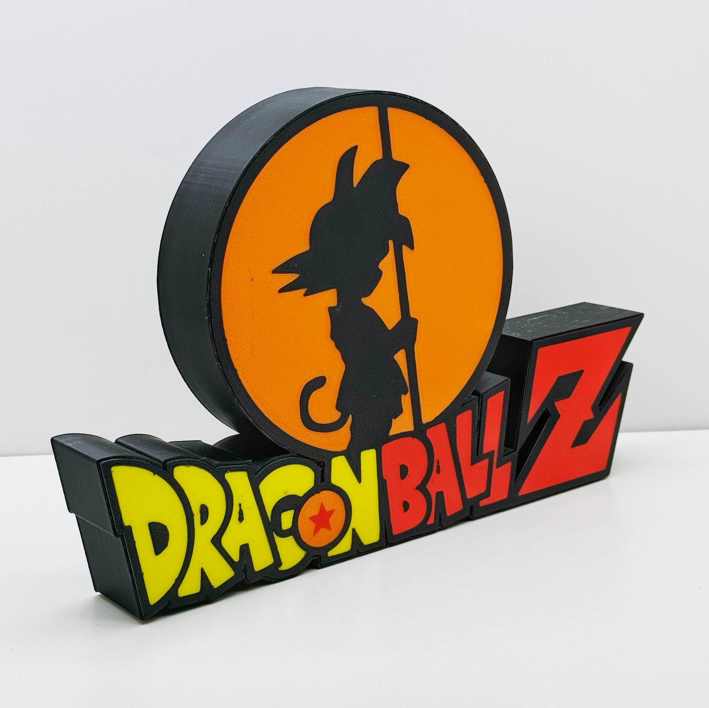 Luminoso DragonBall Z con silueta de Goku