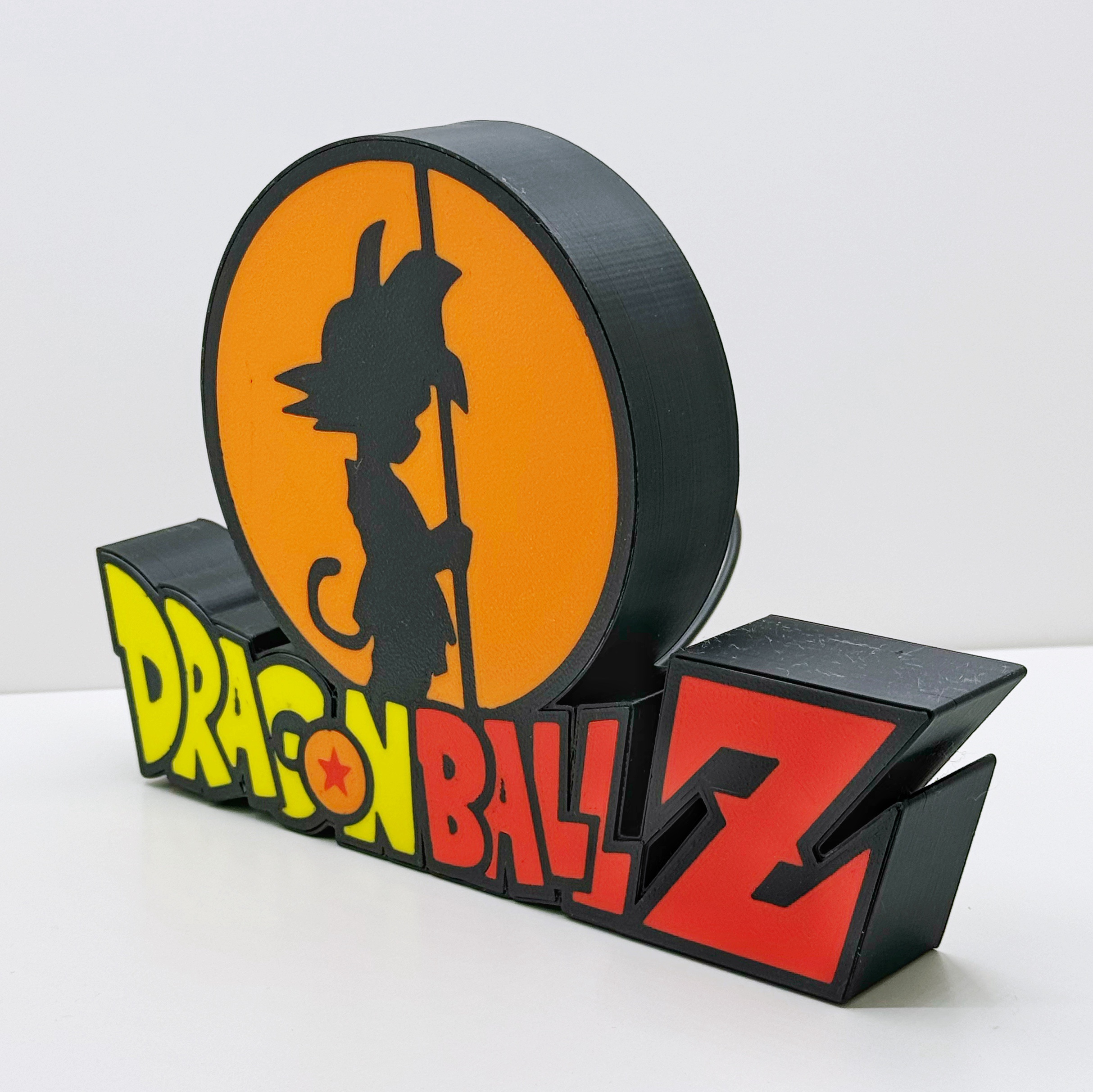 Luminoso DragonBall Z con silueta de Goku