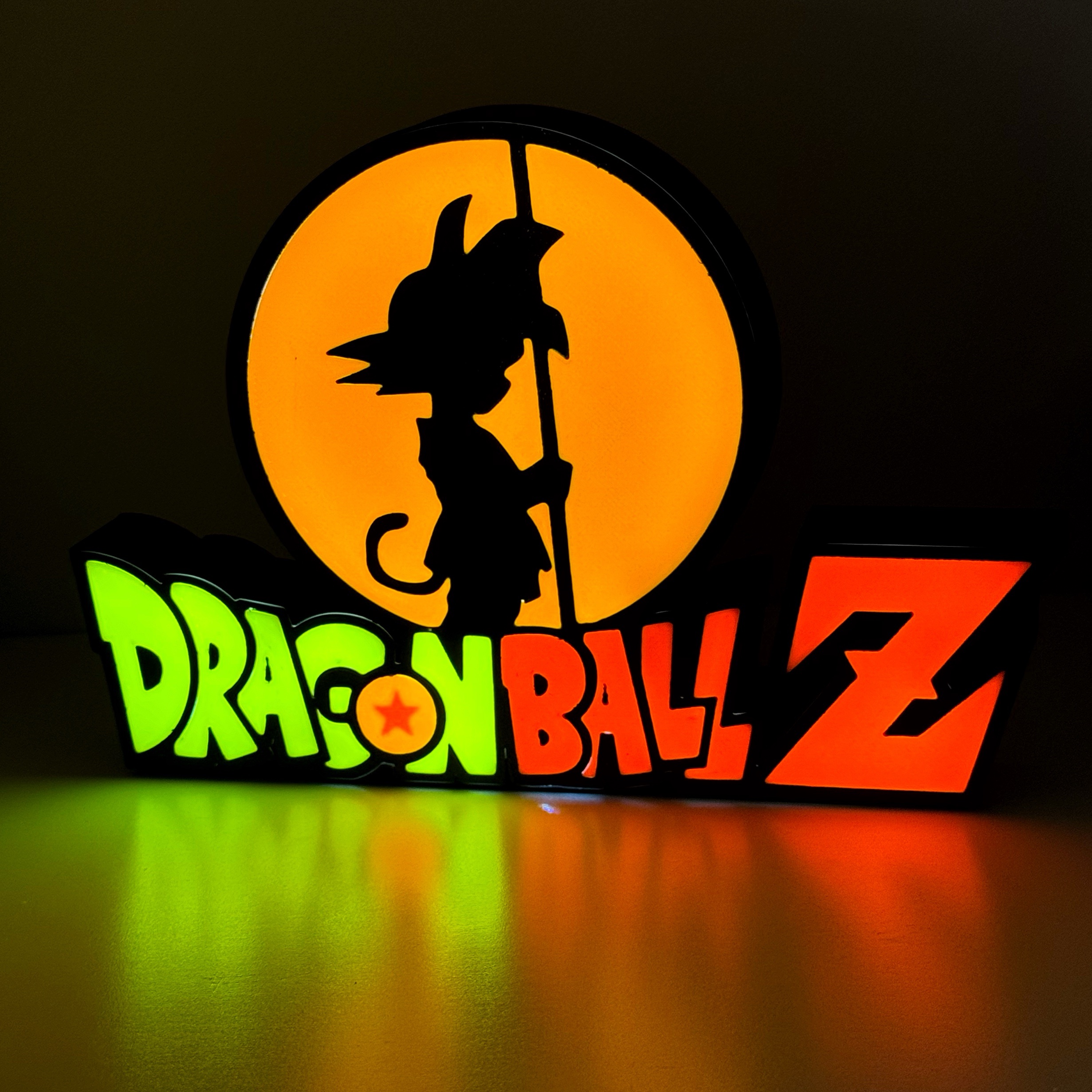 Luminoso DragonBall Z con silueta de Goku