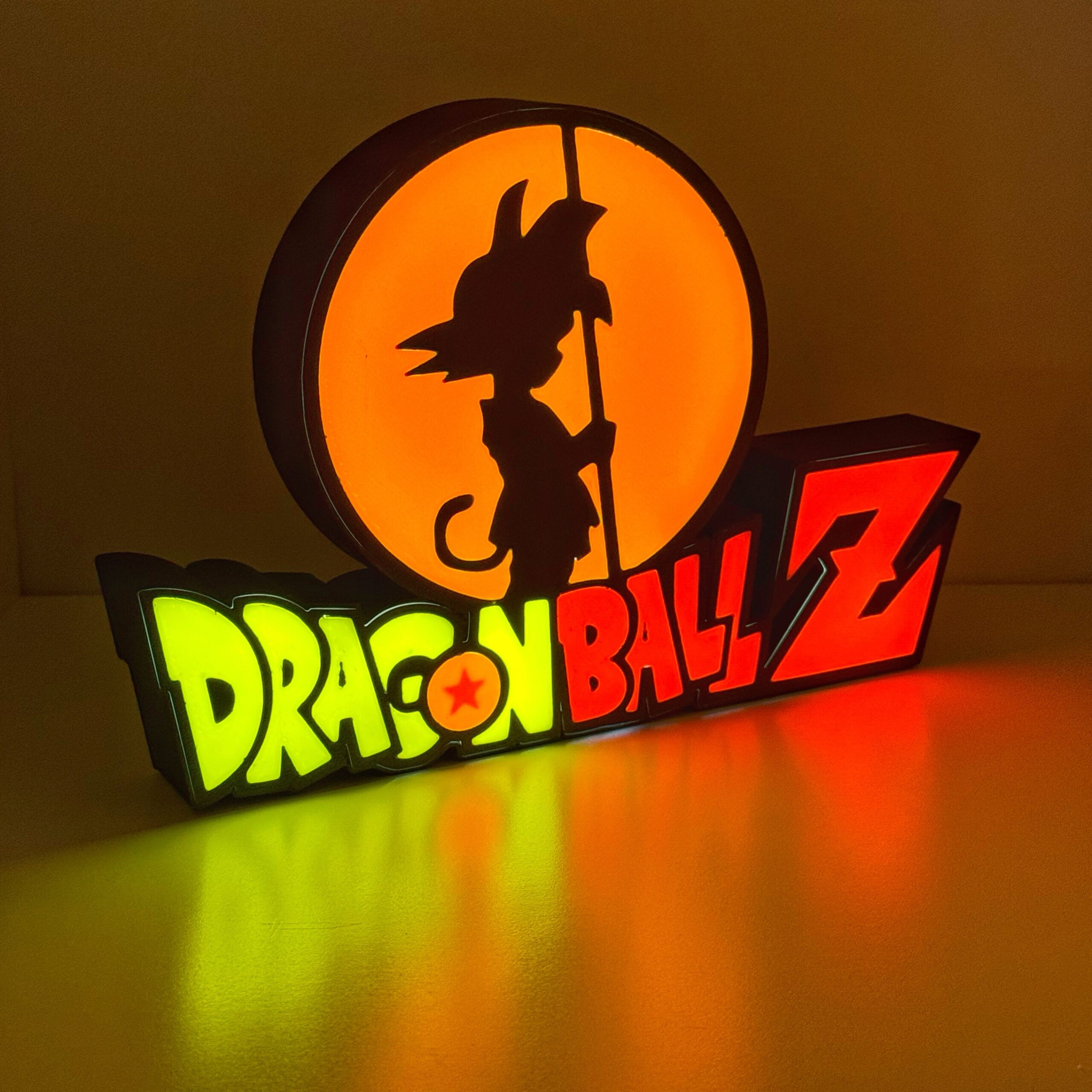 Luminoso DragonBall Z con silueta de Goku